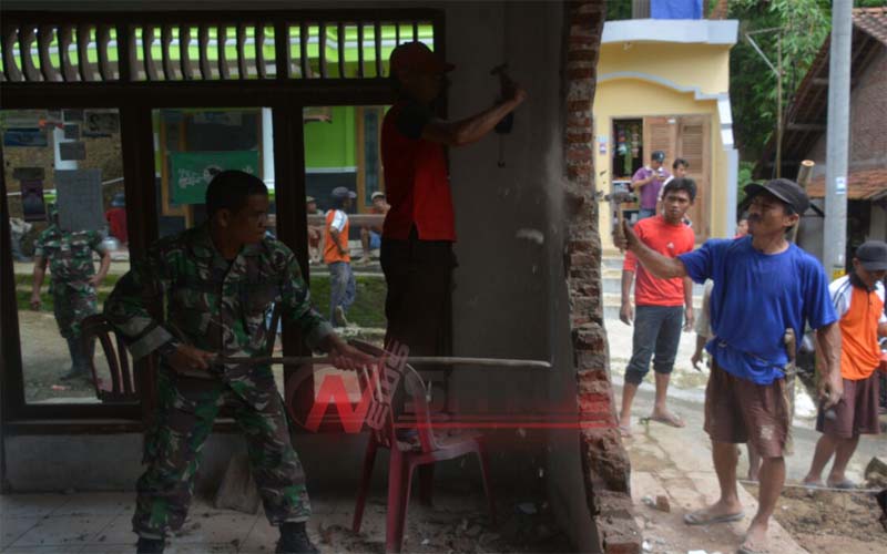 Korem 071 WK Bedah Rumah Ustad Sugiarto