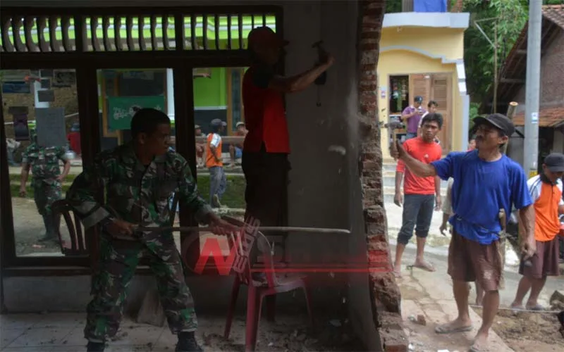 Korem 071 WK Bedah Rumah Ustad Sugiarto