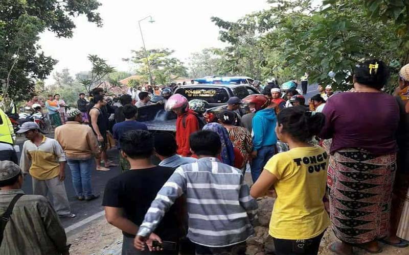 Laka Maut, Bus Mini Vs Motor Di Bangkalan