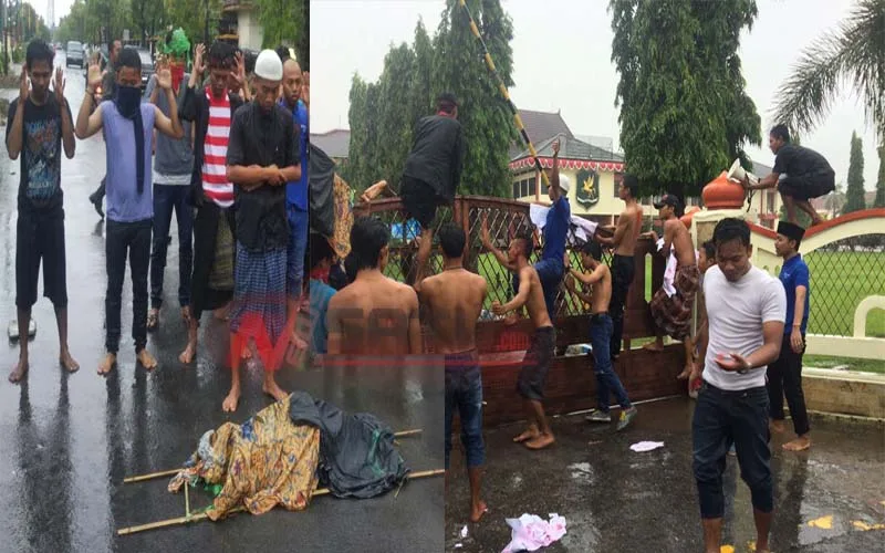 Matinya Demokrasi, Aktivis Gempar Shalat Ghaib Di Depan Kantor Pemkab Sumenep