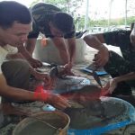 Wow Hebat, Anggota TNI Ini Produksi Jamban Dan Dibagikan Pada Masyarakat