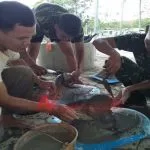 Wow Hebat, Anggota TNI Ini Produksi Jamban Dan Dibagikan Pada Masyarakat