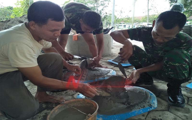 Wow Hebat, Anggota TNI Ini Produksi Jamban Dan Dibagikan Pada Masyarakat