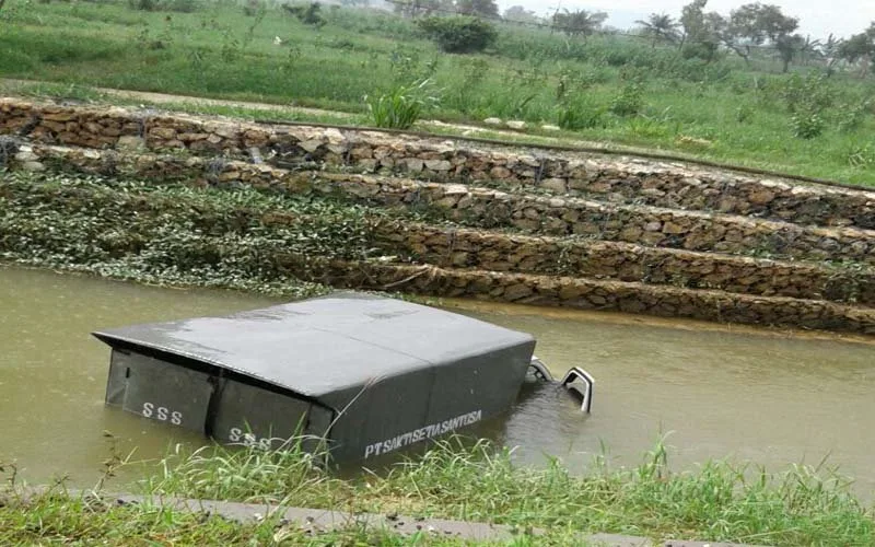 Ban Depan Pecah, Mobil Box di Sumenep 'Nyemplung' Sungai 
