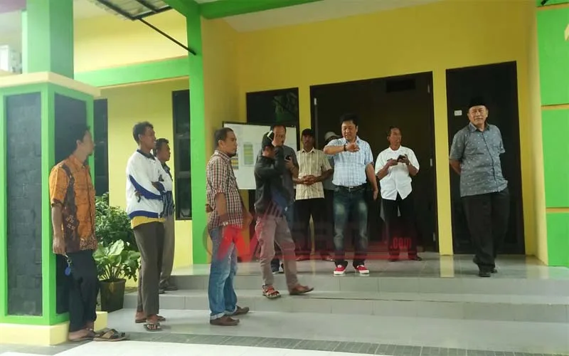 Dana Hibah Rp 5 Miliar Lebih Ngendap, Warga Bersama Anggota Dewan Geruduk Kantor DKPP Sumenep 