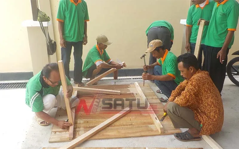 Entaskan Kemiskinan, Dinsos Sumenep Beri Pelatihan Pertukangan Kayu