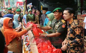 Kodam IV Diponegoro Bagikan Ribuan Paket Sembako Di Purwokerto