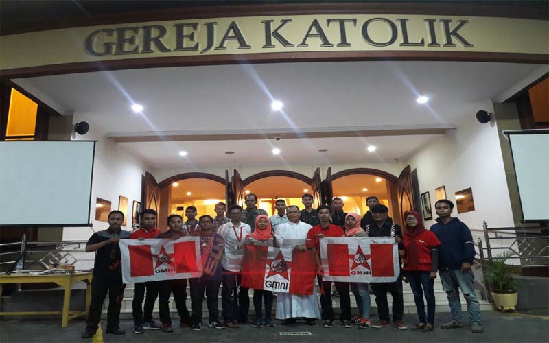 Rekat Kebhinekaan , GMNI Probolinggo Jaga Malam Natal Di Gereja