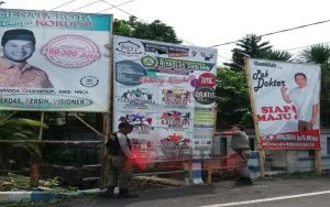 Tak Berijin, Satpol Kota Probolinggo Turunkan Paksa Baleho Paslon Walikota