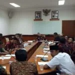 Desak Diangkat PNS, Puluhan Guru Honorer K2 Gruduk Kantor Bupati Sampang
