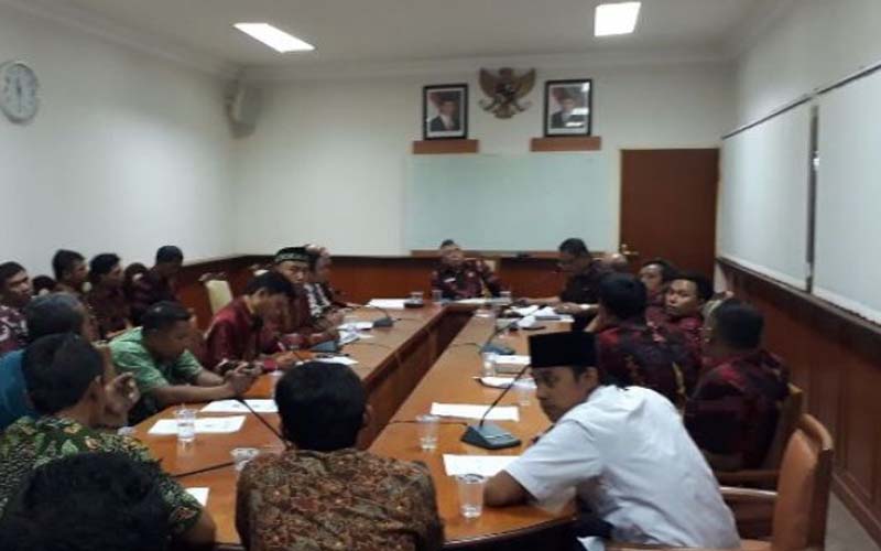 Desak Diangkat PNS, Puluhan Guru Honorer K2 Gruduk Kantor Bupati Sampang