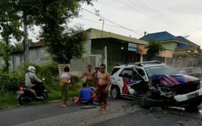Mengantuk, Mobil Patwal Satlantas Polres Sumenep Tabrak Pohon Asam