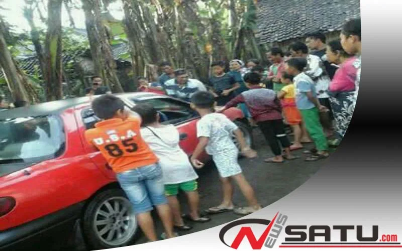 Diduga Terjadi Konsleting, Sebuah Mobil Sedan Di Probolinggo Terbakar