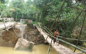 Diguyur Hujan, Jembatan Penghubung Dua Desa Di Sumenep Ambruk