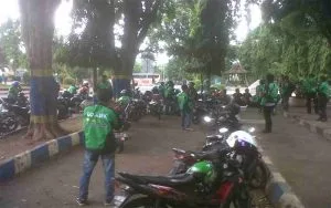 Gojek Kota Probolinggo Bagi-bagi Nasi Bungkus