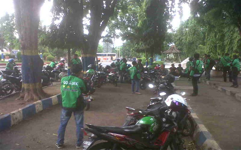 Gojek Kota Probolinggo Bagi-bagi Nasi Bungkus