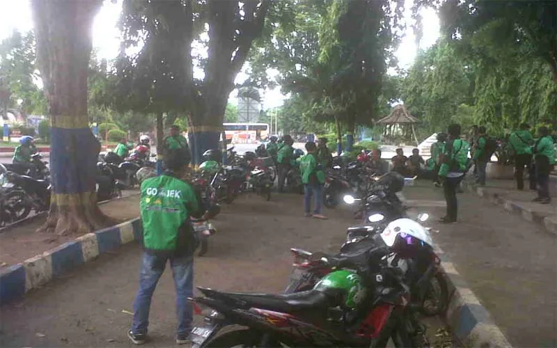 Gojek Kota Probolinggo Bagi-bagi Nasi Bungkus