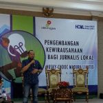 HCML Gelar Pengembangan Kewirausahaan Bagi Jurnalis Lokal News Satu, Sumenep, Selasa 9 Januari 2018- Kegiatan SKK Migas dan Husky-Cnooc Madura Limited (HCML) menggelar Pengembangan Kewirausahaan Bagi Jurnalis Lokal. Kegiatan ini dilakukan tidak untuk menjalani komunikasi dan tali silaturahmi dengan 34 awak media yang ada di Kabupaten Sumenep, Madura, Jawa Timur (Jatim). “Kegiatan ini memang menjadi agenda rutin kami (HCML,red), namun demikian pada kegiatan kali ini kami mengemasnya dengan bentuk edukasi media, yakni membagikan pengalaman kepada wartawan agar bisa meningkatkan kesejahteraannya dengan terjun ke dunia usaha,” kata Head Of Relations HCML, Hamim Tohari, Selasa (9/1/2018), saat membuka acara Pengembangan Kewirausahaan Bagi Jurnalis Lokal, di Hotel C1 Sumenep. Ia mengatakan, dalam hal ini pihaknya sengaja mendatang dua orang narasumber yang sudah terbukti sukses dalam menjalankan usahanya untuk bisa berbagi pengalaman dengan para awak media. “Semoga kegiatan dapat memberikan tambahan ilmu atau pengalaman bagi teman-teman wartawan di Sumenep, siapa tahu diantara teman-teman media ada yang ingin membuka usaha,” ujarnya. Sementara, Pemateri yang didatangkan adalah Bagus Andris Lesmana seorang pengusaha UMKM Jatim dan Grendra Sri Bisma, wartawan senior asal Surabaya yang juga dikenal raja warung kopi di Surabaya. (Roni)