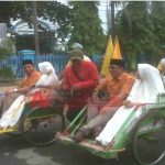 Naik Becak Paslon Fernanda Dan Zulfikar Imawan Daftar Ke KPU Kota Probolinggo