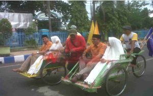 Naik Becak Paslon Fernanda Dan Zulfikar Imawan Daftar Ke KPU Kota Probolinggo