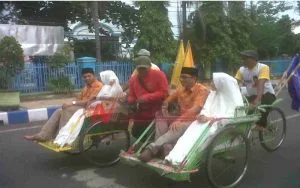 Naik Becak Paslon Fernanda Dan Zulfikar Imawan Daftar Ke KPU Kota Probolinggo