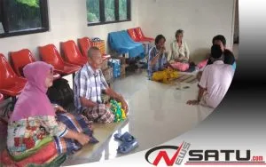 Tertahan Di Pelabuhan Kalianget Sumenep, Penumpang Kapal Mulai Jatuh Sakit