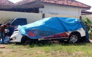 Usai Nabrak Pohon Asam, Mobil Patwal Satlantas Polres Sumenep Seperti Barang Rongsokan