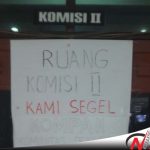 Aktivis Kompak Segel Ruangan Komisi II DPRD Sumenep