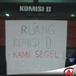Aktivis Kompak Segel Ruangan Komisi II DPRD Sumenep