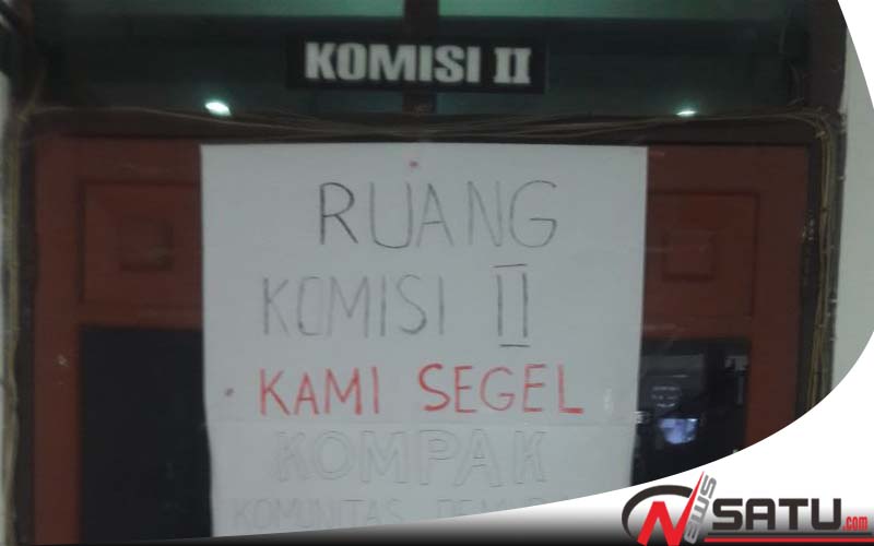 Aktivis Kompak Segel Ruangan Komisi II DPRD Sumenep