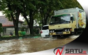 Diguyur Hujan Deras, Sejumlah Ruas Jalan Di Sumenep Digenangi Air