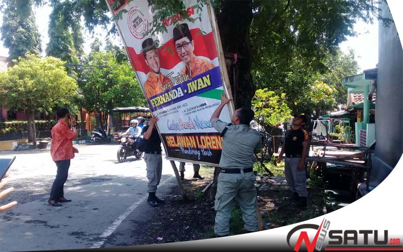 Dinilai Melanggar Aturan, Bawaslu Kota Probolinggo Bongkar Baleho Paslon