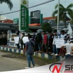 Istri Bupati Sumenep Jadi Komisaris, FKMS Demo Kantor BPRS Bhakti Sumekar