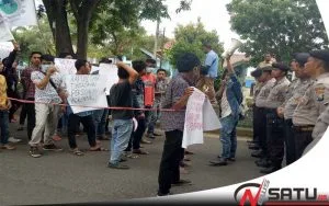Pelaku Pembunuhan Bebas Berkeliaran, Mahasiswa Kangean Demo Polres Sumenep