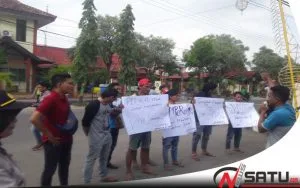 Program Visit Sumenep Dipaksakan, Ampera Demo Kantor Bupati