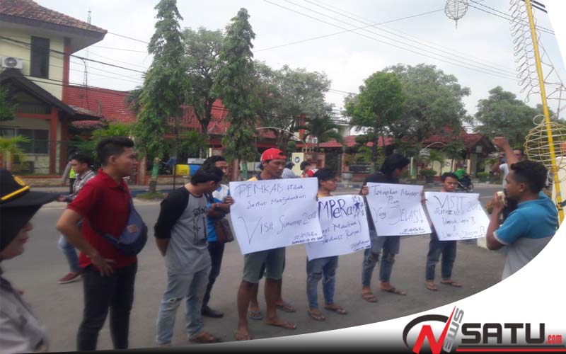 Program Visit Sumenep Dipaksakan, Ampera Demo Kantor Bupati