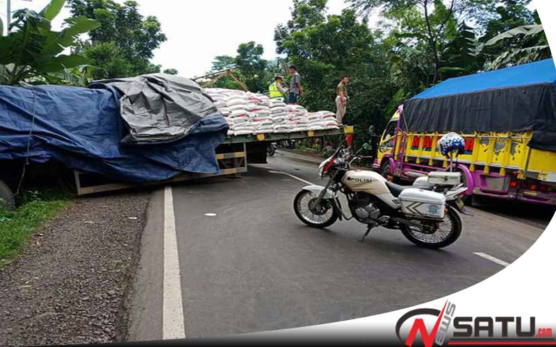 Tidak Bisa Dikendalikan, Truk Pengangkut Pupuk Nyaris Guling Di Probolinggo