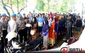 Ditangkap Polisi, Istri NK Bersama Ratusan Warga Gruduk Polres Sumenep