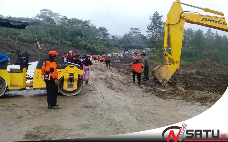 Jalan Penghubung Banjarnegara-Pekalongan Tertimbun Longsor