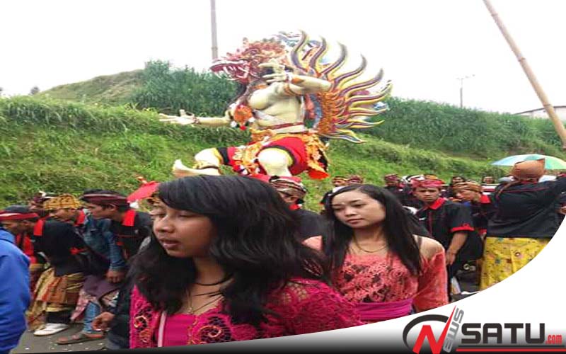 Usir Sifat Jahat, Ribuan Umat Hindu Di Probolinggo Bakar Ogoh-ogoh