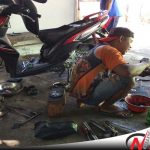 Warga Keluhkan Banyak Jalan Rusak Di Kota Probolinggo (Sepeda Motor Warga Dibawa Ke bengkel)