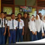 DPRD Sumenep Apresiasi Program Digital School SMP Negeri 1 Sumenep (Ketua DPRD Sumenep, Herman Dali Kusuma Bersama Siswa)