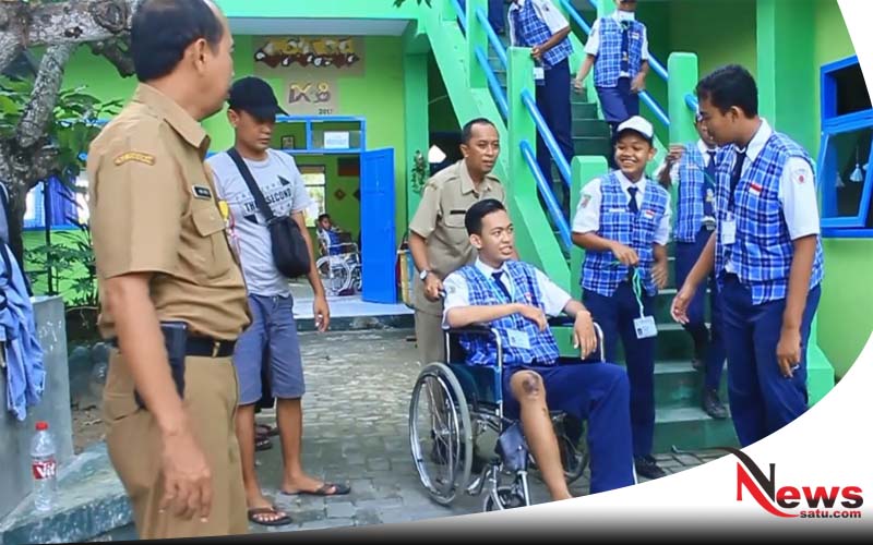 Dua Siswa SMP Negeri 1 Sumenep Ikuti UNBK Gunakan Kursi Roda