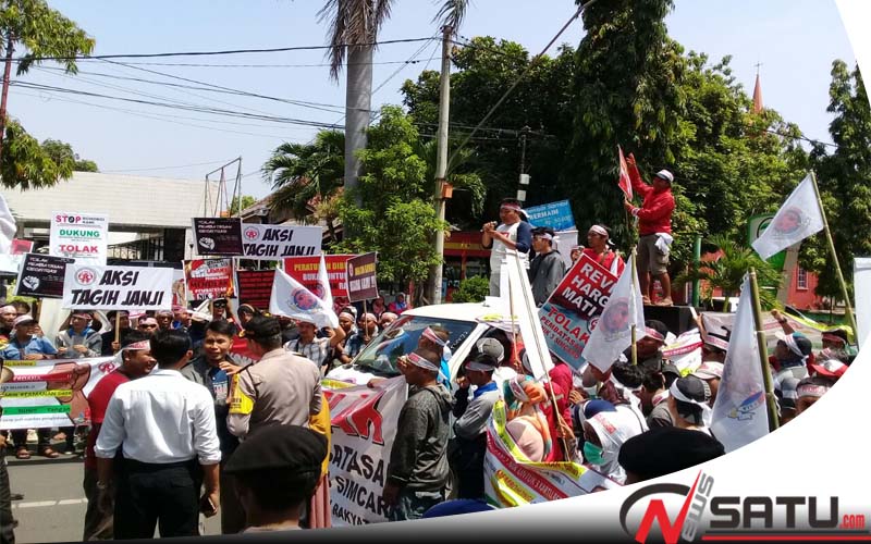 Pemilik Otlet Seluler Demo Kantor DPRD Kota Probolinggo