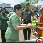Persit KCK Koorcab Rem 071 Bagi-bagi Nasi Bungkus Pada Abang Becak