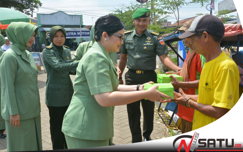 Persit KCK Koorcab Rem 071 Bagi-bagi Nasi Bungkus Pada Abang Becak