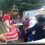 Ibu-ibu Di Probolinggo Bag-bagi Takjil Gratis