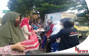 Ibu-ibu Di Probolinggo Bag-bagi Takjil Gratis