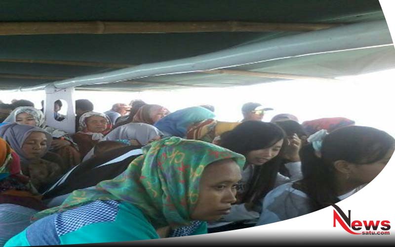 Penumpang Kapal Di Pelabuhan Tanjung Tembaga Probolinggo Membludak