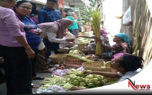 Jelang Lebaran, Pedagang Janur Di Probolinggo Diserbu Warga